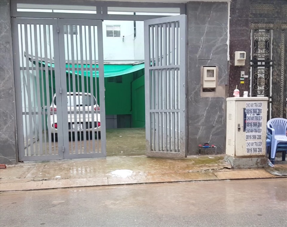Lối vào một công trình nhà ở riêng lẻ trong hẻm 33 đường Bến Lội (quận Bình Tân, TPHCM). Nơi đây từng được những người môi giới chào bán với tên gọi là “căn hộ mini“. Ảnh: Nguyễn Huy