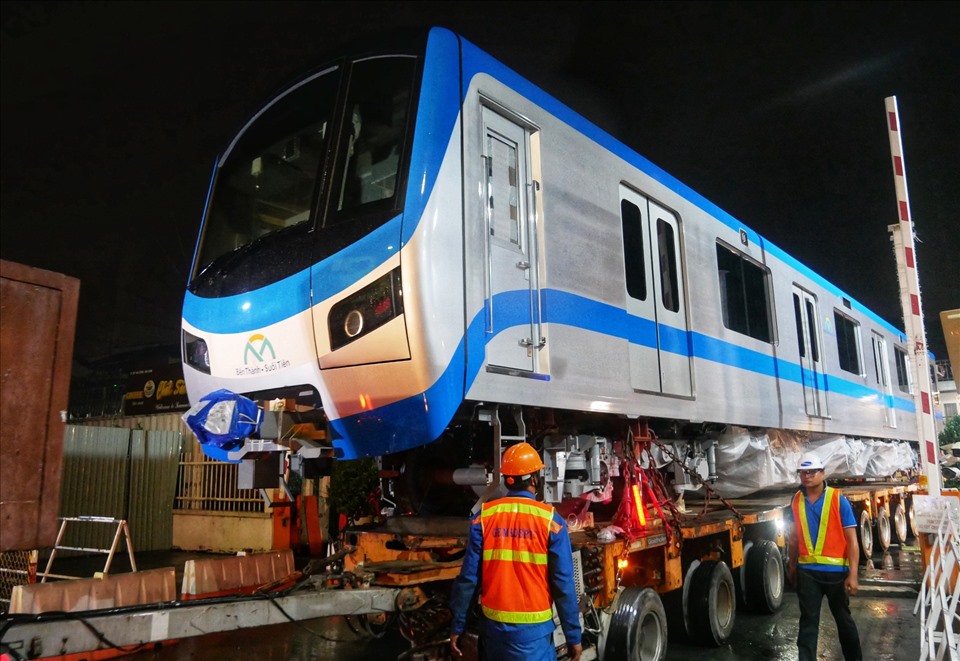 Trước khi rời khỏi cảng, đội ngũ hơn 20 chuyên gia người Nhật thuộc nhà thầu chính Hitachi đã họp mặt để lên phương án nhằm đảm bảo các yếu tố an toàn kỹ thuật cho đoàn tàu trước khi cho xuất bến. Trước khi rời khỏi cảng, đội ngũ hơn 20 chuyên gia người Nhật thuộc nhà thầu chính Hitachi đã họp mặt để lên phương án nhằm đảm bảo các yếu tố an toàn kỹ thuật cho đoàn tàu trước khi cho xuất bến.
