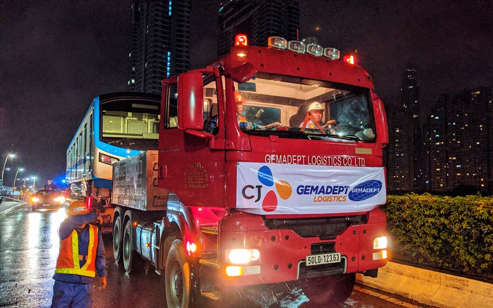 Làm nhiệm vụ trực tiếp trên các xe chở metro có khoảng 20 người, gồm tài xế và đội ngũ kỹ sư, công nhân phụ trách việc kiểm tra chằng buộc toa tàu.