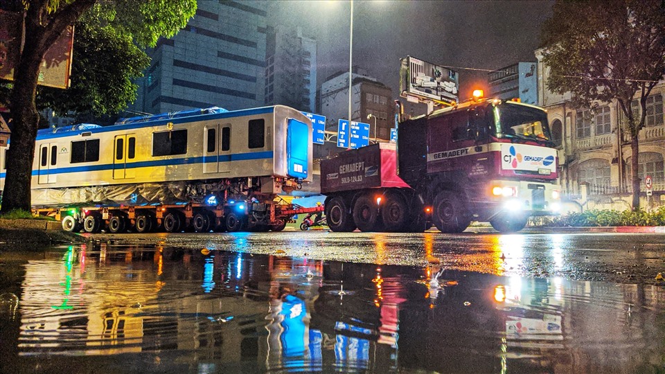 Xe di chuyển qua đoạn đường Nguyễn Hữu Cảnh.