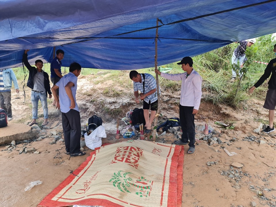 Thi thể anh Luân được lực lượng chức năng đưa vào bờ, tiến hành bàn giao cho gia đình. Ảnh T.X