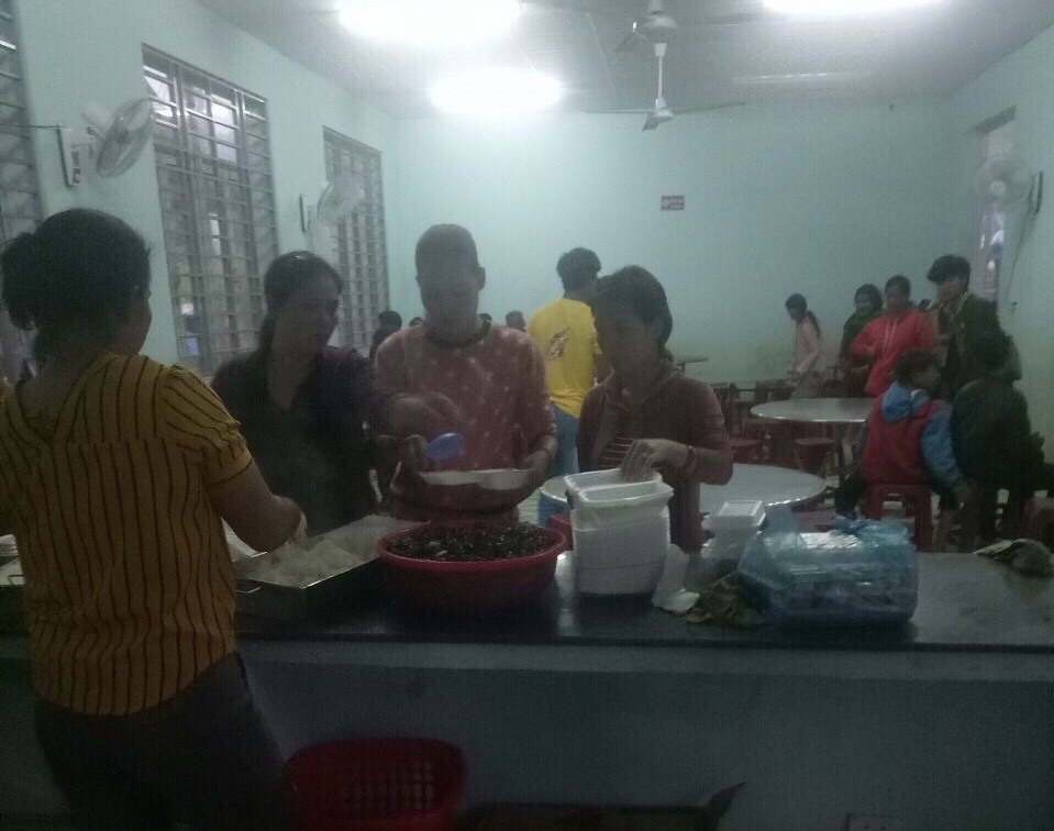 Sau vụ sạt lở núi, người dân thôn 1, xã Phước Lộc, huyện Phước Sơn đã không còn nhà để ở. Vì vậy, họ buộc phải trú tạm tại UBND xã. Ảnh: CTV