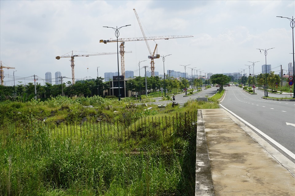 Đường R1 (đại lộ Vòng Cung) dài 3,4 km - một trọng 4 tuyến đường ở Thủ Thiêm vẫn đang dở dang nhiều đoạn, do chưa hoàn thiện mặt bằng. Ảnh: Minh Quân