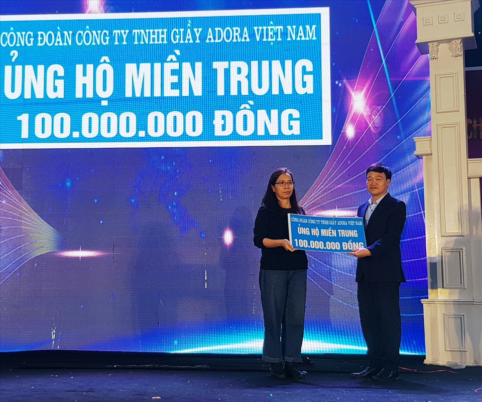 Trao số tiền 100 triệu đồng ủng hộ đồng bào miền Trung bị thiên tai. Ảnh: NT