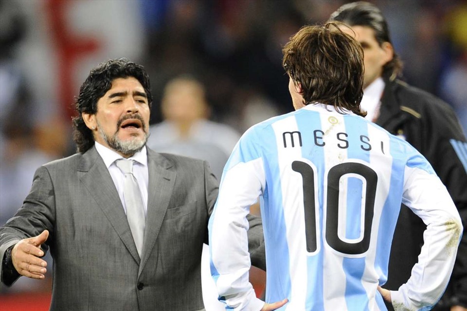 Maradona khuyên Messi nên ra đi sớm nhất có thể. Ảnh: Goal.