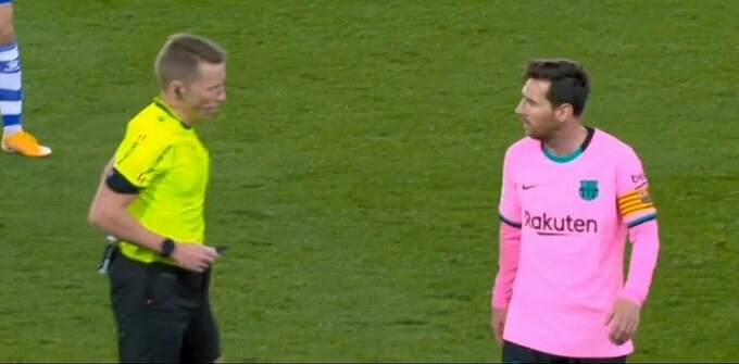 Messi cãi nhau tay đôi với trọng tài Hernadez trước khi lĩnh thẻ. Ảnh: Getty.