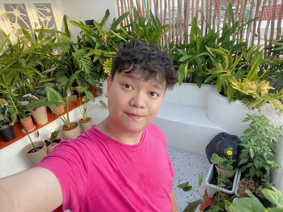 Vì không gian của khu vườn là tông trắng nên anh chú trọng đến việc vệ sinh cẩn thận. Ảnh: NSCC