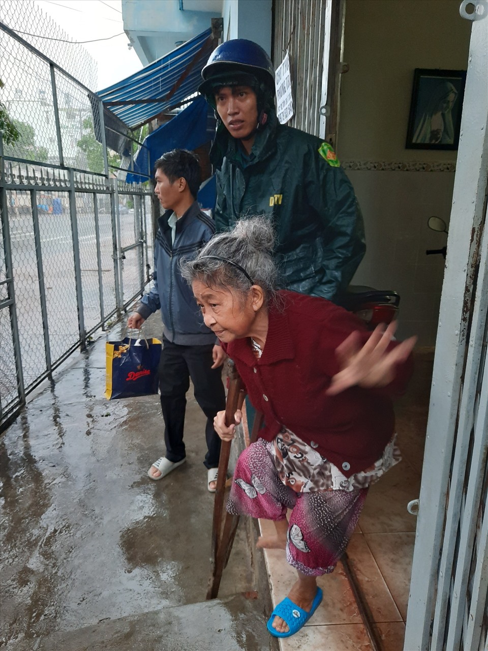 Từ rạng sáng nay các lực lượng trên địa bàn thành phố Nha Trang xuống các vùng xung yếu đưa người dân đi sơ tán tránh bão số 12. Ảnh: Nguyễn Khánh