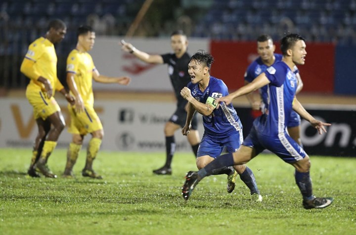 Quảng Nam ngăn cầu thủ "tháo chạy" để sớm trở lại V.League