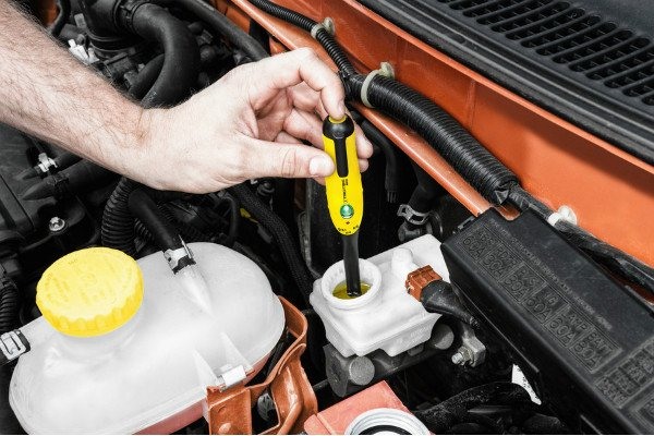 Thay dầu phanh định kỳ cho xe ôtô cũ. (Ảnh: oto.com)