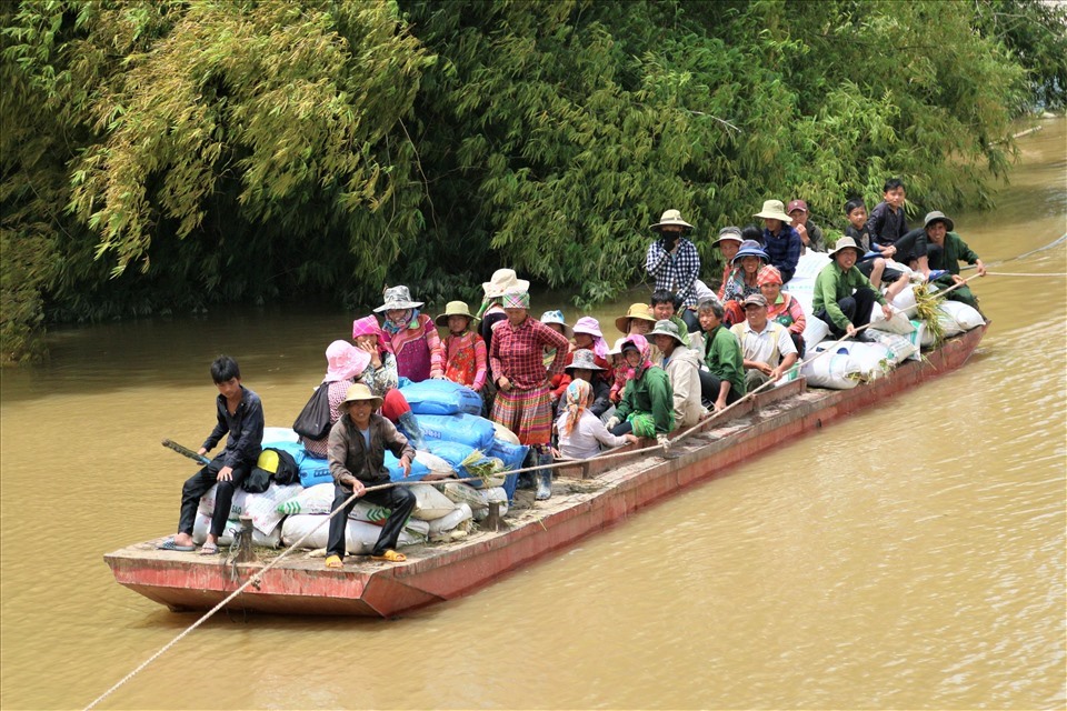 Hàng trăm hộ dân ở hồ Krông Pách thượng đang bị cô lập khi bão số 12 đổ bộ. Ảnh: Bảo Trung