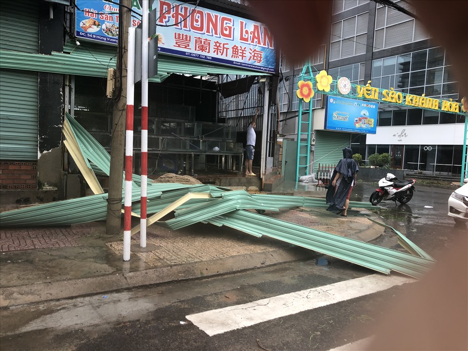Bão số 12 cũng khiến nhiều nhà dân bị cuốn bay mái tôn. Ảnh:Phương Linh