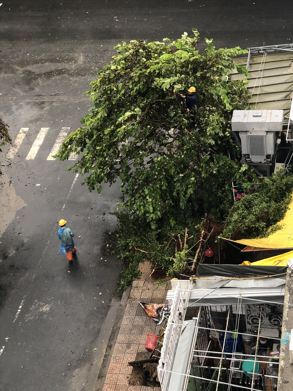 Điện lực Khánh Hoà đang khẩn trương khắc phục sự cố tại trạm điện trên đường A1 khiến hàng trăm hộ dân tại khu chung cư Vĩnh Điềm Trung bị mất điện. Ảnh: Phương Linh