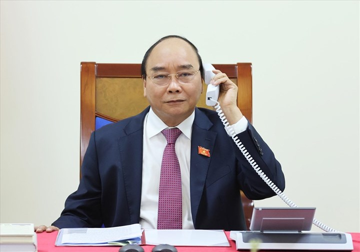 Thủ tướng Nguyễn Xuân Phúc điện đàm với Thủ tướng Lào