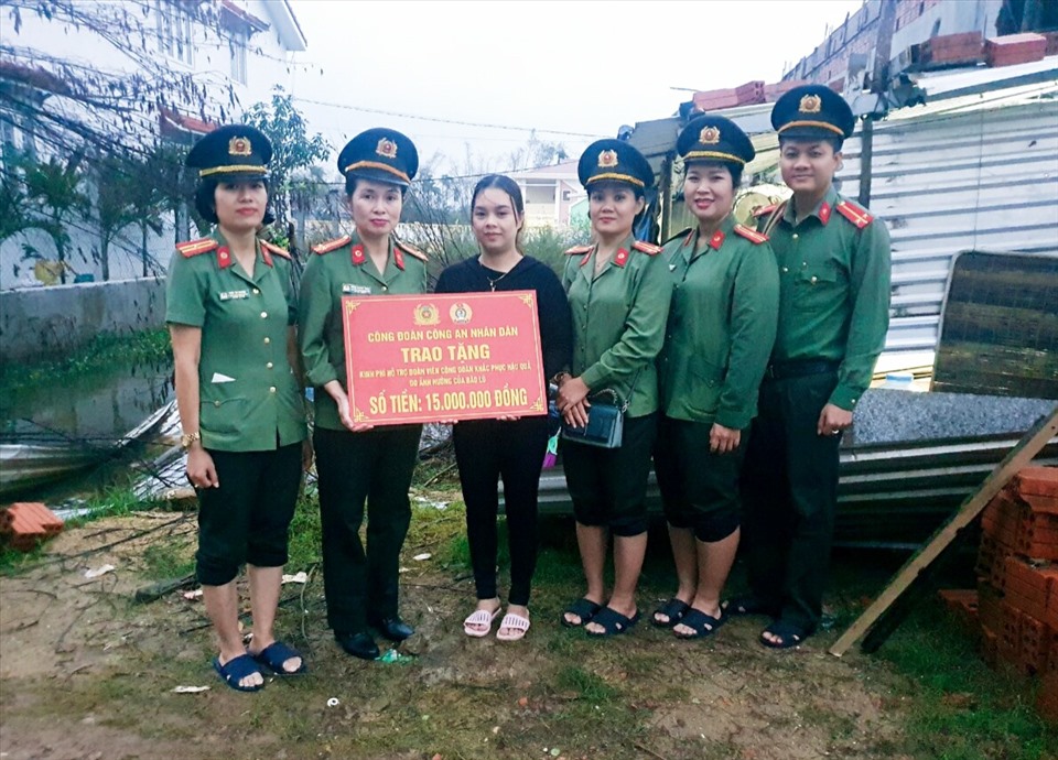 Đoàn công tác Công đoàn CAND trực tiếp đến trao tiền hỗ trợ khắc phục hậu quả do mưa lu, cho gia đình đoàn viên. Ảnh: Triệu Toản