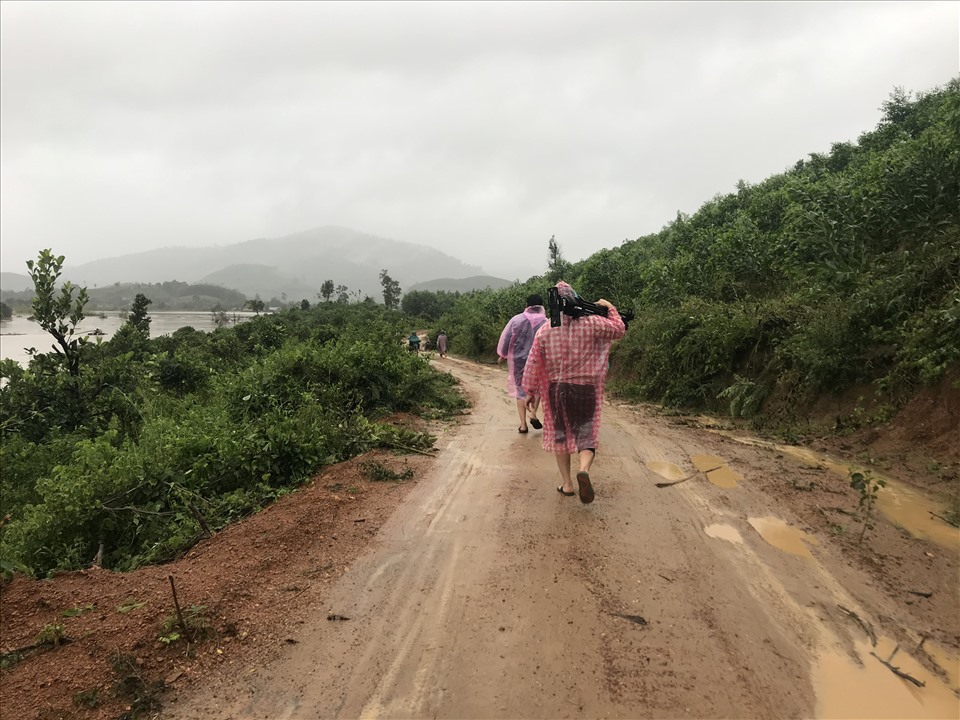 Để vào bên trong khu vực rốn lũ, đoàn chúng tôi phải đi bộ hơn 3km để đến được vị trí thuyền máy đang chờ sẵn nhằm di chuyển vào các thôn 9, 10, 11 của xã Cư San. Ảnh: B.T