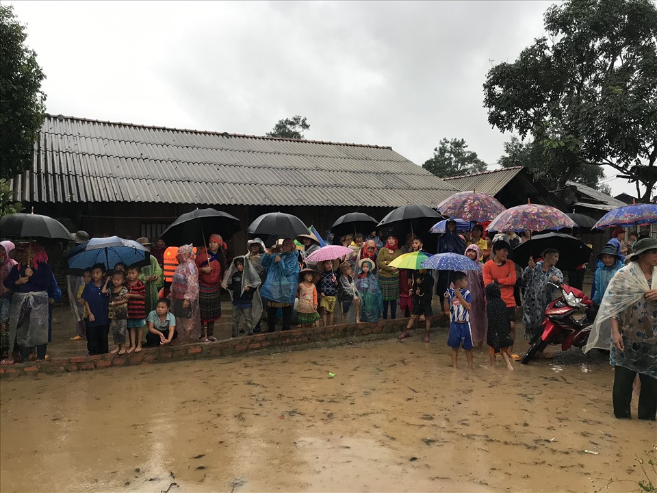 Hàng trăm hộ dân trong vùng lòng hồ đang bị cô lập, rất khó để di chuyển ra bên ngoài. Bộ đội biên phòng huyện M'Đrắk túc trực 24/24 để di chuyển dân ra khỏi khu vực nguy hiểm một khi mực nước tiếp tục dâng cao. Ảnh: B.T