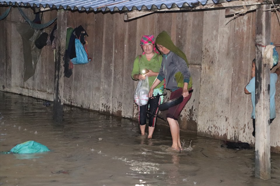 Trước tình hình trên, đại diện Ban Chỉ huy quân sự huyện M'Đrắk cho hay, đơn vị đã cử 9 người túc trực 24/24 ở xã Cư San để đưa người dân đến nơi an toàn nếu trời tiếp tục đổ mưa lớn và nước dâng cao. Còn Phạm Xuân Hồng - Phó Chủ tịch HĐND xã Cư San thì thông tin rằng, đến thời điểm chiều tối ngày 10.11 mới di dời 3 hộ dân đến nơi an toàn. Đã bố trí 1 trường học để người dân tá túc, qua đêm nếu nước tiếp tục dâng cao