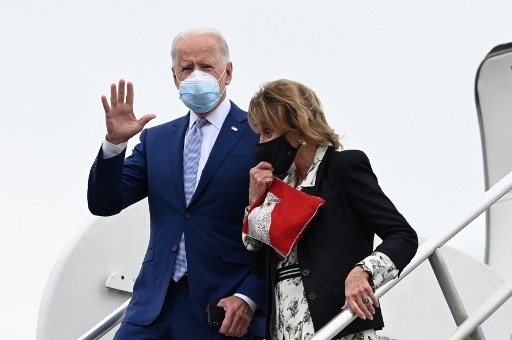 Ông Joe Biden nói chuyện với em gái Valerie Biden Owens khi đến Columbus, Georgia, hôm 28.10. Ảnh: AFP.