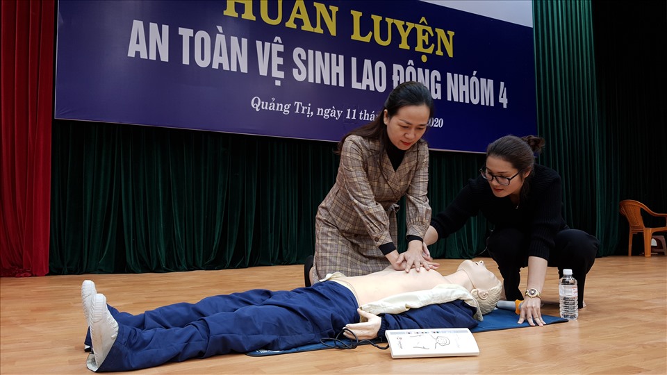 Người lao động thực hành phương pháp cấp cứu hồi sinh tổng hợp