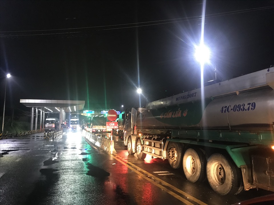 Giao thông ùn tắt nghiêm trọng ở Quốc lộ 26 khi người dân, tài xế phản đối Trạm BOT thu phí bất hợp lý. Ảnh: BẢO TRUNG