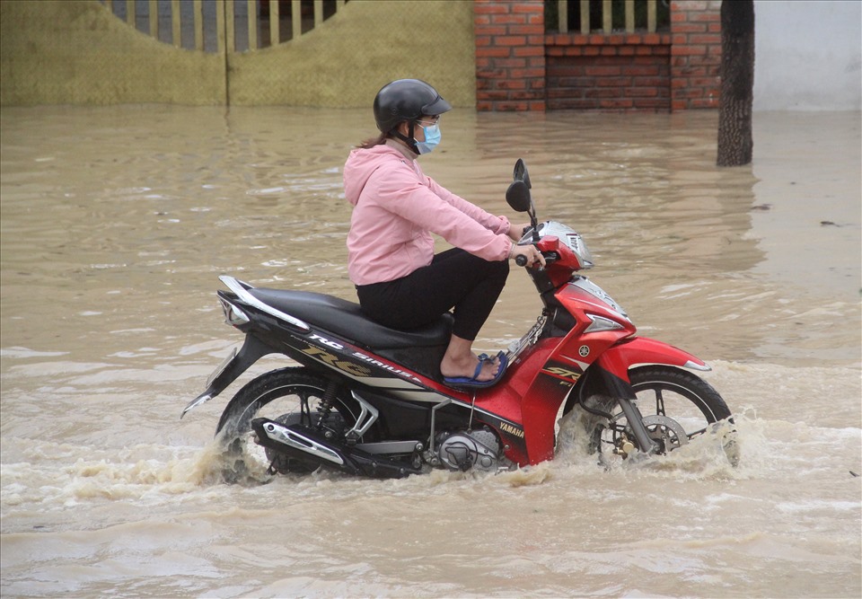 Khu vực ngập kéo dài khoảng 1km, nhiều đoạn ngập sâu gần 0.5 m, các phương tiện xe máy phải dùng xe tải hoặc xe lôi để qua đoạn ngập lụt.