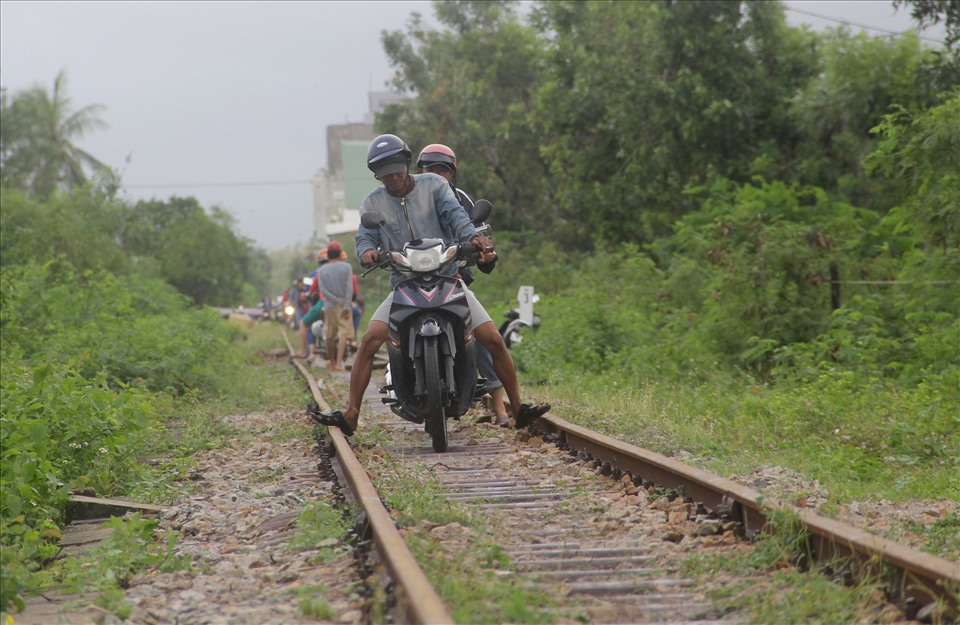 Tuy nhiên, nhiều người dân bất chấp nguy hiểm chạy xe máy lên đường ray xe lửa gần đó để có thể nhanh chóng đi lại.