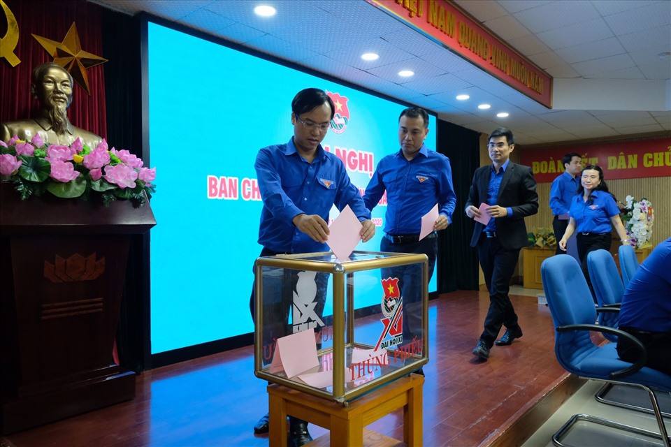 Các đại biểu bỏ phiếu bầu Bí thư thứ nhất Trung ương Đoàn. Ảnh Ngọc Nam