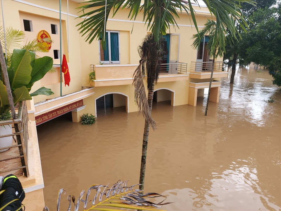 Một trụ sở cơ quan ở huyện Tuy An, Phú Yên bị ngập sâu.