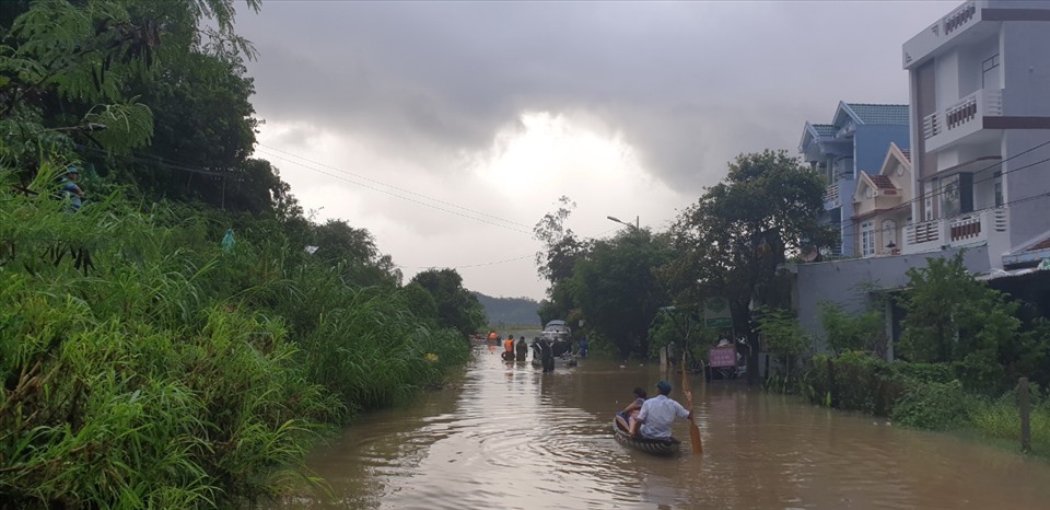 Lực lượng chức năng huyện Tuy An (Phú Yên) hỗ trợ, di chuyển người dân đến nơi an toàn. Ảnh: Văn Thành
