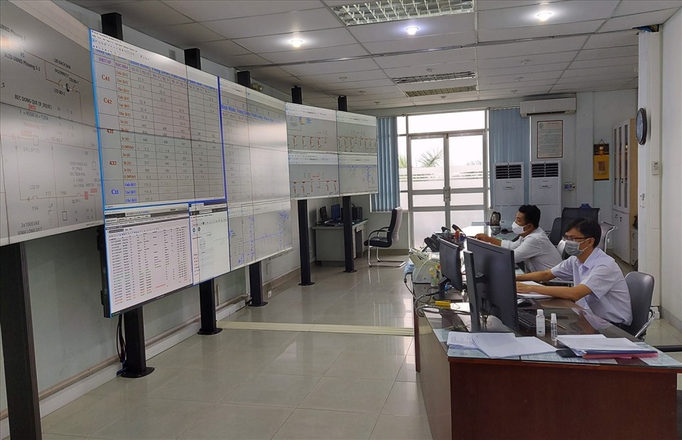 Khai thác, vận hành thống SCADA và các trạm biến áp 110 KV không có người vận hành tại Công ty Điện lực Vĩnh Long. Ảnh EVNSPC cung cấp.