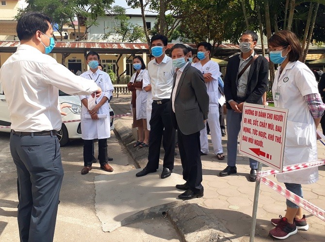 Bệnh viện đa khoa huyện Mỹ Đức đã bố trí phân luồng đón tiếp các bệnh nhân có biểu hiện nghi ngờ. Ảnh: Đức Vân