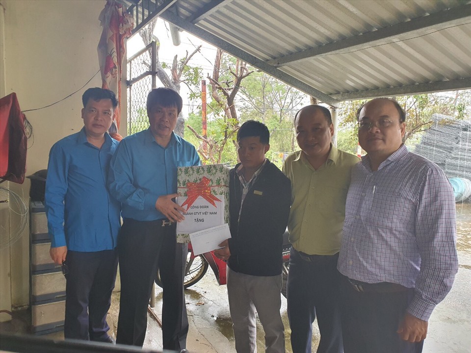 Công đoàn ngành GTVT chia sẻ khó khăn với người lao động. Ảnh VH