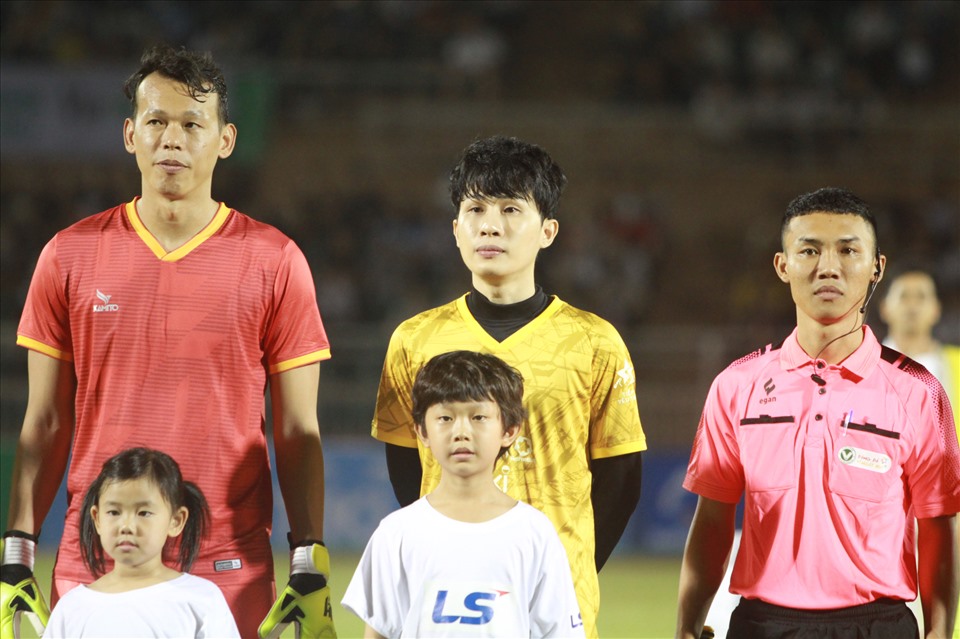 Tối ngày 11.11, sân Thống Nhất diễn ra trận đấu “All Star - Tiếp lửa yêu thương“. Đây là ý tưởng do nam ca sĩ Jack thực hiện với mục đích ủng hộ đồng bào miền Trung vượt qua lũ lụt. Ảnh: Thanh Vũ