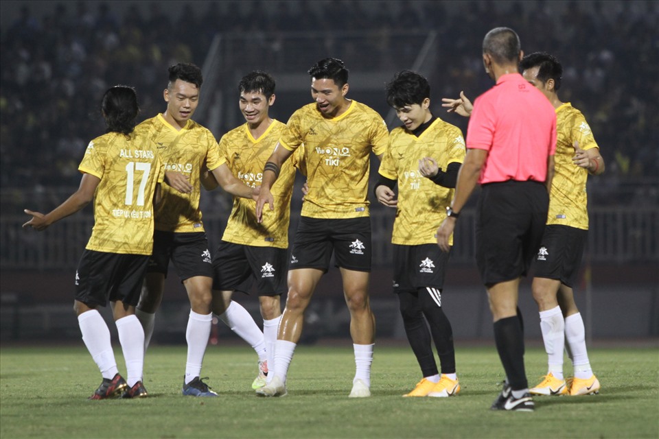 Dưới sân, đội Tiếp Lửa của Jack giành chiến thắng trước đội Yêu Thương với tỉ số 5-3. Sau trận, Jack và công ty đại diện đã gửi tổng cộng số tiền 500 triệu đến Uỷ ban MTTQ Việt Nam để ủng hộ đồng bào miền Trung. Ảnh: T.V