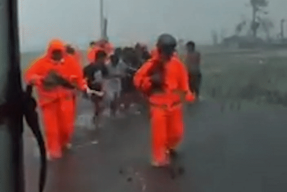 Người dân Philippines sơ tán trước khi bão Vamco đổ bộ. Ảnh: Storyful