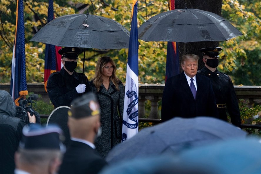 Tổng thống Donald Trump và Đệ nhất phu nhân thăm Nghĩa trang Quốc gia Arlington hôm 11.11.2020. Ảnh: AFP