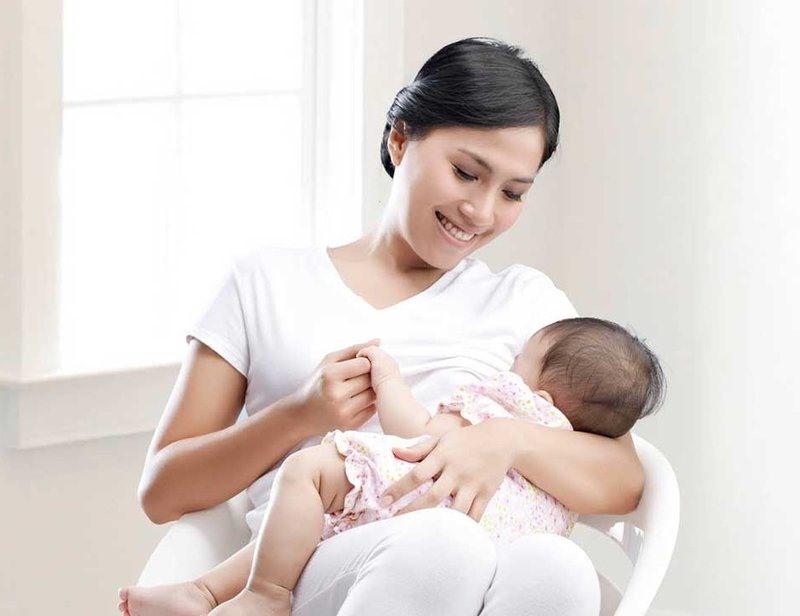 Cai sữa đúng thời điểm, đúng cách sẽ tốt cho cả mẹ và bé. Ảnh: Vinmec