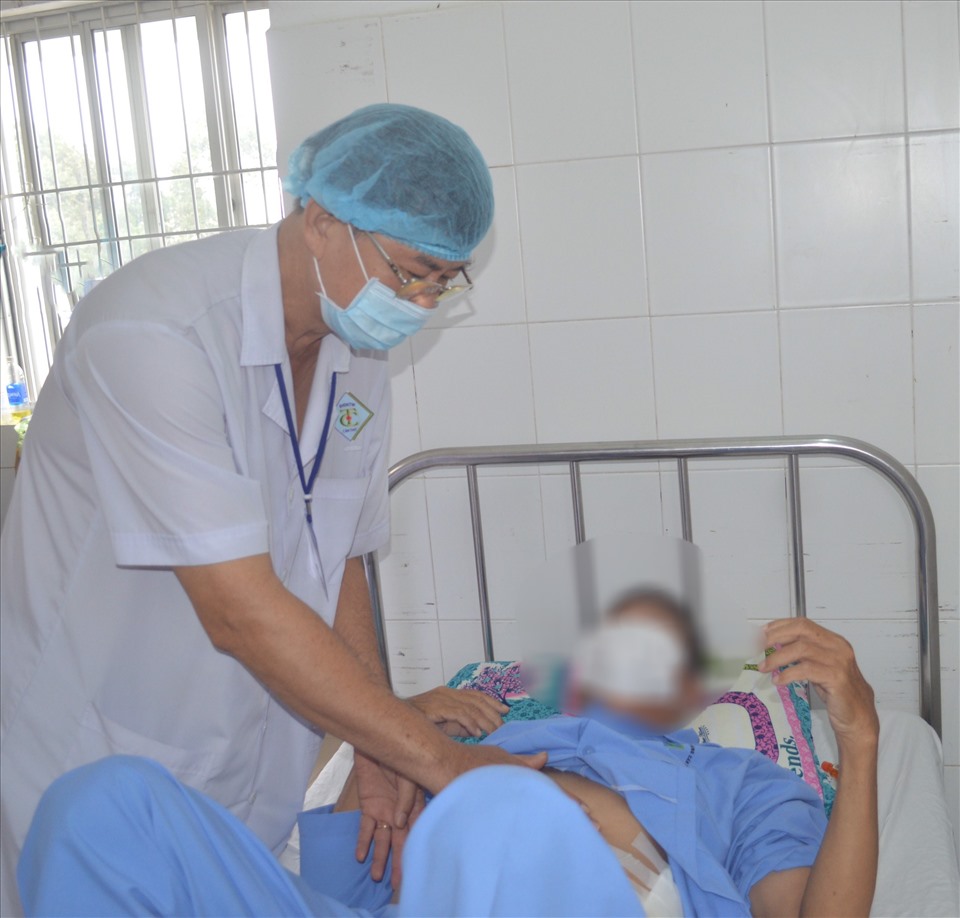 Bác sĩ thăm khám cho bệnh nhân sau phẫu thuật. Ảnh: Bệnh viện cung cấp