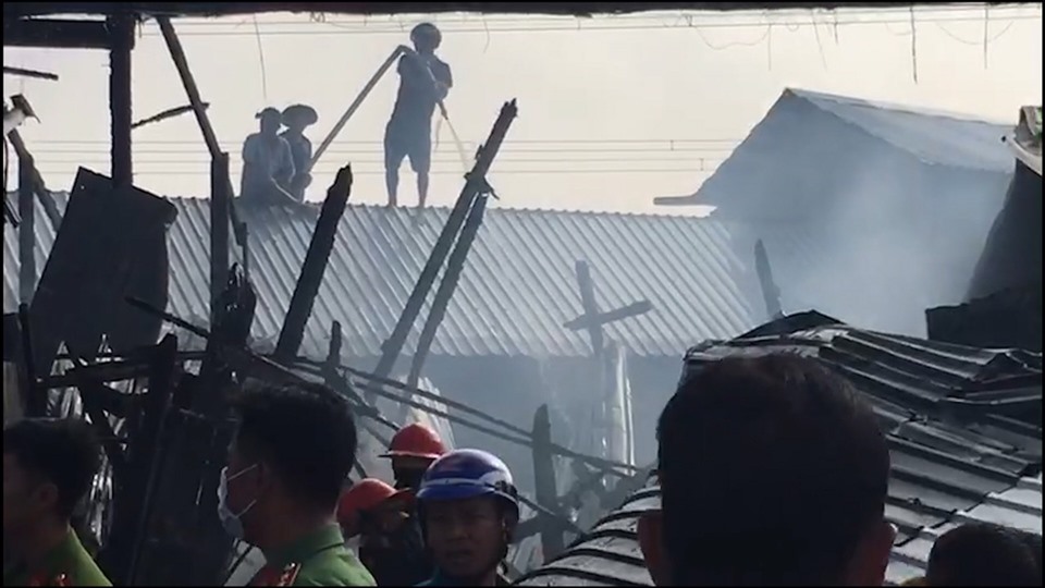 Lực lượng đội phòng cháy chữa cháy - Cứu hộ cứu nạn Công an quận Thốt Nốt phun nước dập lửa từ nhiều phía để khống chế đám cháy. Ảnh:Văn Vĩnh