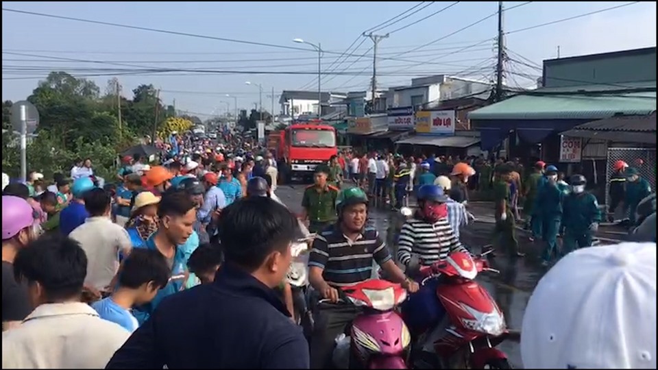 Lực lượng chức năng tiếp cận hiện trường và triển khai phương án dập lửa. Ảnh: Văn Vĩnh