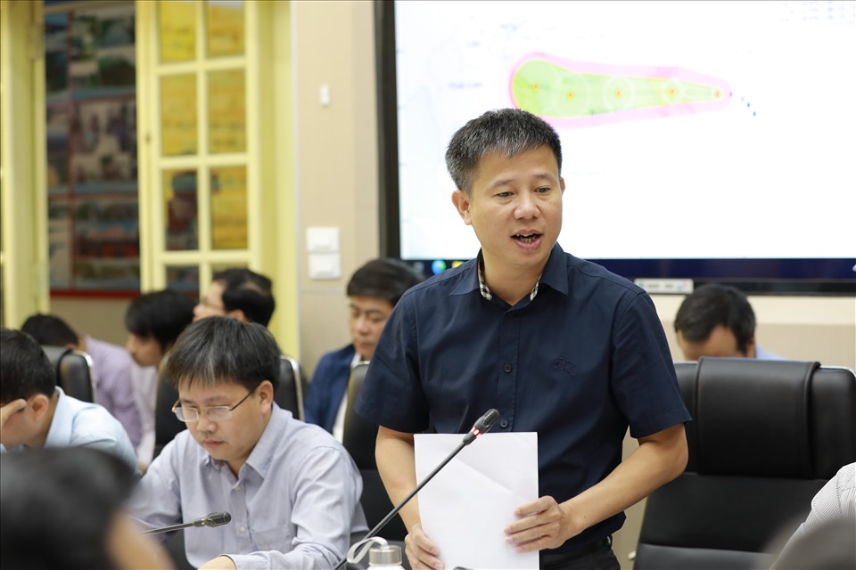 Phó Tổng cục trưởng Tổng cục Phòng chống thiên tai Phạm Đức Luận thông tin về công tác ứng phó bão. Ảnh: Vũ Long