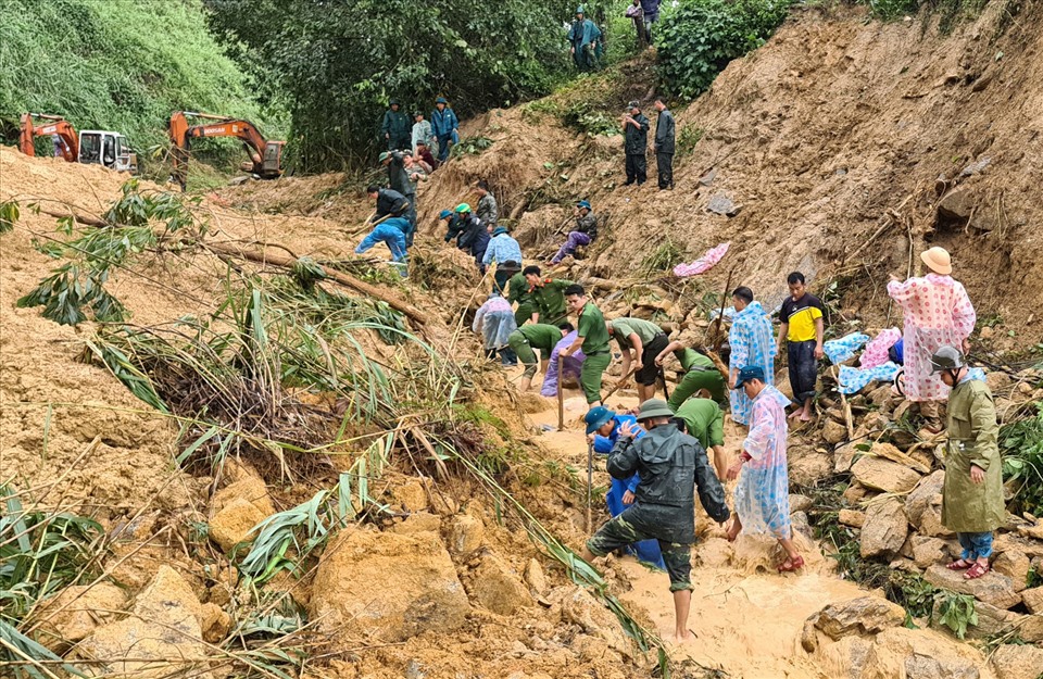 Trời đang đổ mưa nhỏ nhưng các cán bộ vẫn đang nỗ lực đào đất đá tìm kiếm nạn nhân. Ảnh: Anh Tuấn