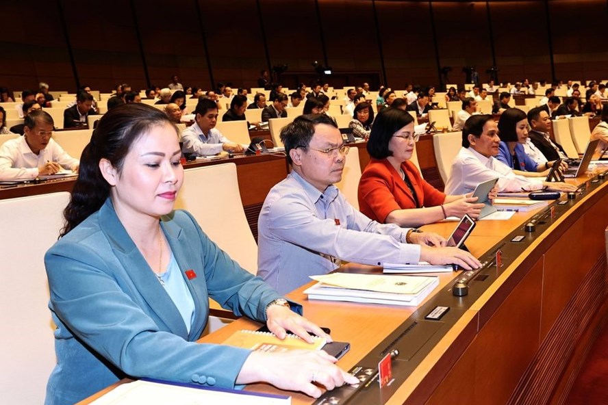 Quốc hội biểu quyết thông qua Nghị quyết về dự toán ngân sách nhà nước năm 2021. Ảnh QH