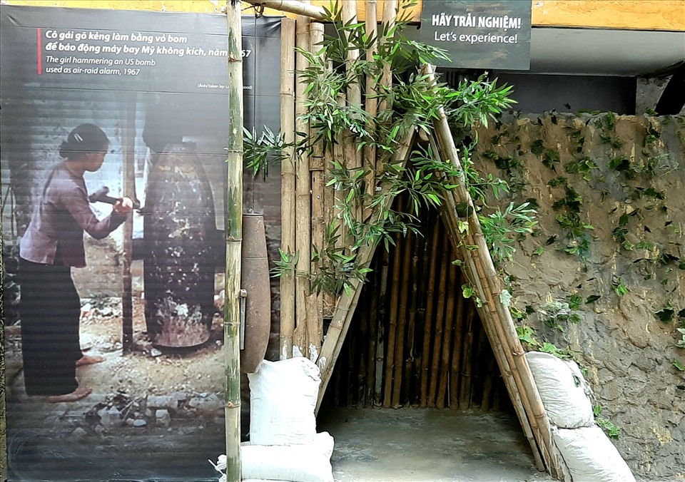 Đến với trưng bày tại nhà tù Hỏa Lò, du khách có cơ hội được trải nghiệm tự tay gõ kẻng làm từ bom Mỹ, đội mũ rơm và ẩn nấp trong hầm chữ A.