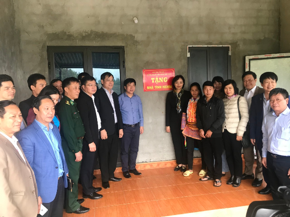 Trao tặng nhà tình nghĩa cho cán bộ Tư pháp xã có hoàn cảnh khó khăn. Ảnh: Khương Huyền
