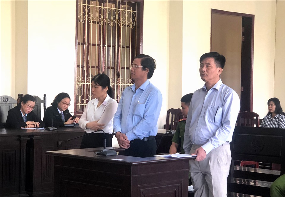 3 bị cáo trước tòa (từ phải sang) Nguyễn Hoài Dương, Nguyễn Hữu Lý và Võ Thị Tuyết Nhung. Ảnh: LT