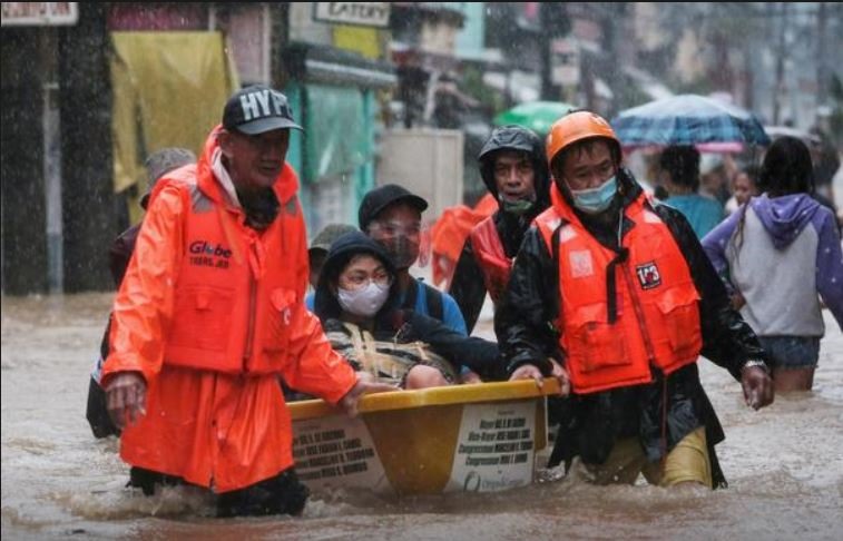 Rescuers rescued people in the Metro Manila area, Philippines, on 11/12/2019.  Photo: Reuters