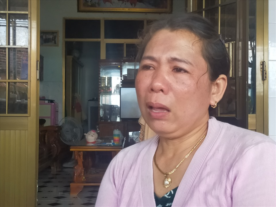 chị Trần Thị Được (vợ anh Yêm) ôm đứa con mới 10 tháng tuổi khóc nghẹn. “Tôm cá của tôi số thì đã nuôi được 4 đến 5 tháng, số thì hơn 14 tháng sắp thu hoạch được rồi, giờ lũ đổ về khiến vợ chồng tôi gần như trắng tay. Hiện tôi còn vay ngân hàng 600 triệu và nợ ngoài cũng nhiều, tiền lãi hàng tháng rất cao giờ chẳng biết lấy nguồn đâu để bù đắp.”, chị Được nói.