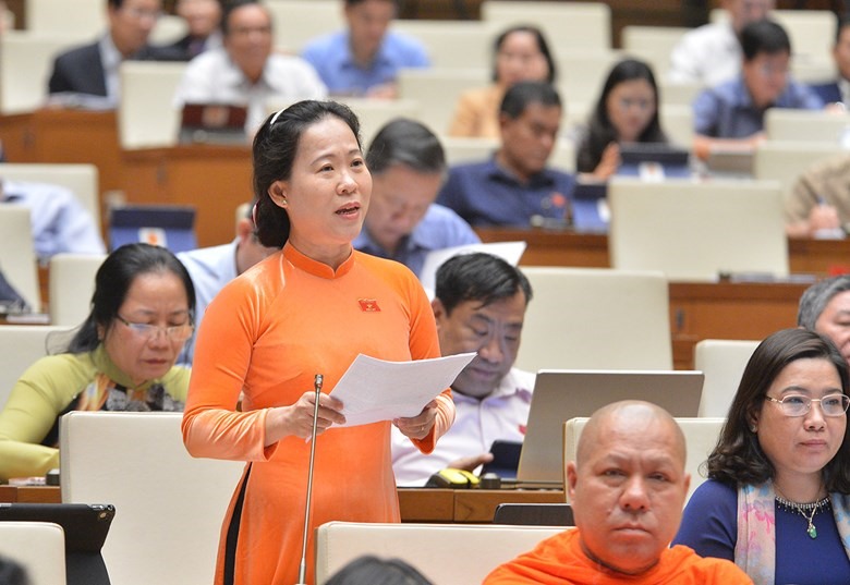 Đại biểu Tô Ái Vang - Đoàn đại biểu Quốc hội tỉnh Sóc Trăng, phát biểu tại phiên thảo luận. Ảnh QH